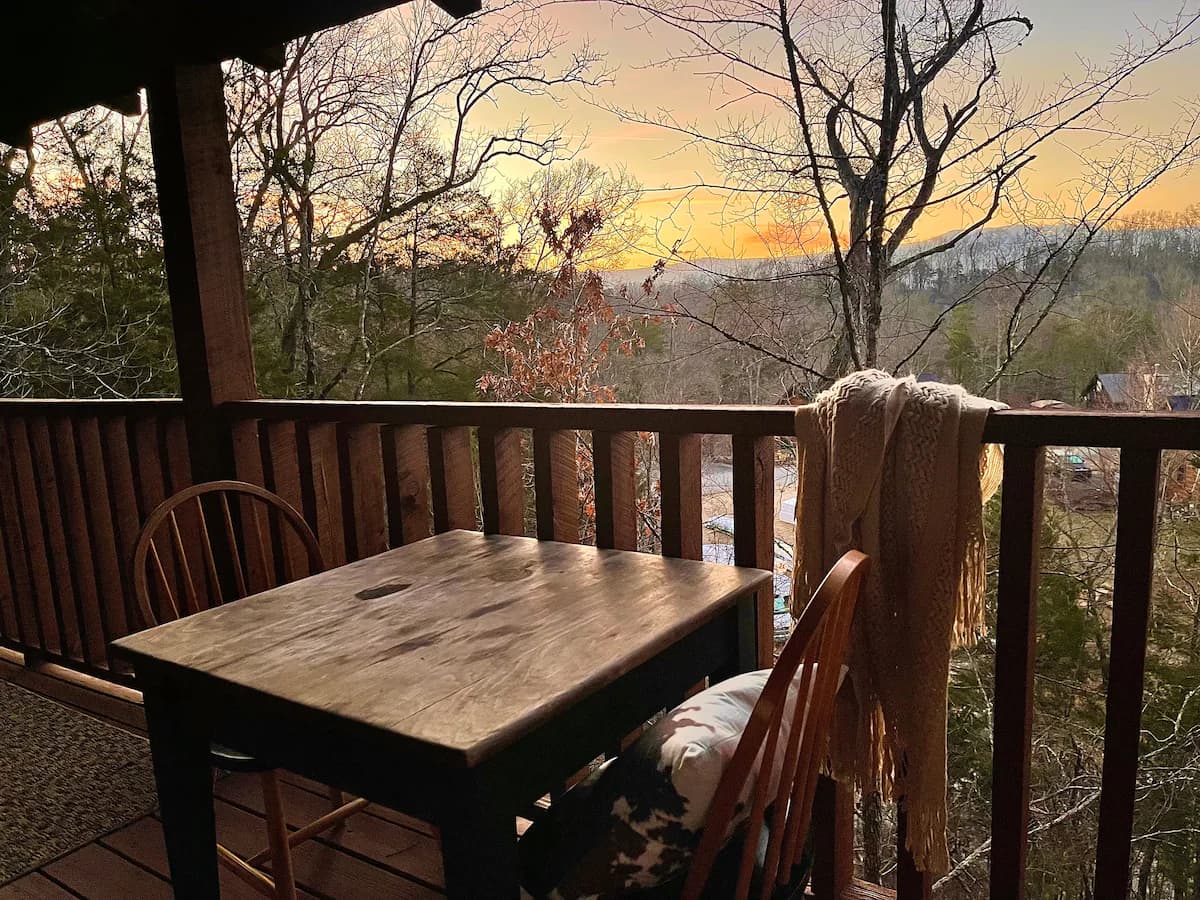 Sweethearts Saddle Honeymoon Cabin with Hot Tub — photo 3