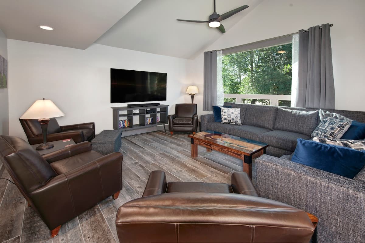 Close to skiing, main floor master, fully stocked! — photo 2