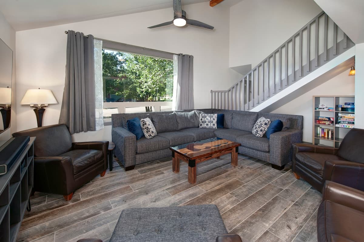 Close to skiing, main floor master, fully stocked! — photo 3