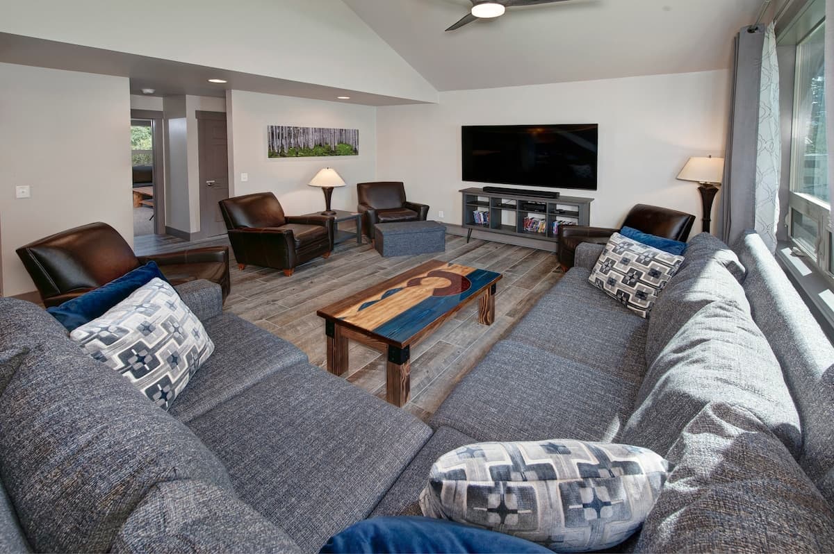 Close to skiing, main floor master, fully stocked! — photo 4