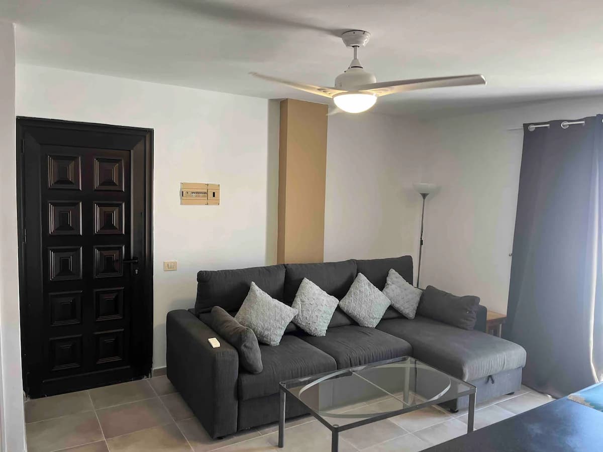 Spacious 2-Bedroom Apartment with Pool — photo 1