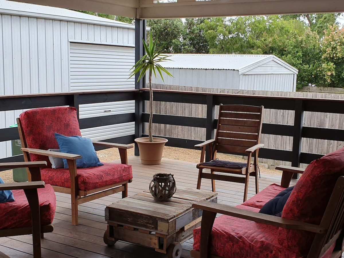 Pebbles Beach Retreat - pet friendly, walk to beach — photo 4