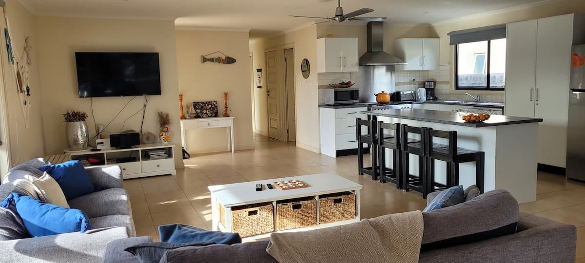 Pebbles Beach Retreat - pet friendly, walk to beach — photo 2