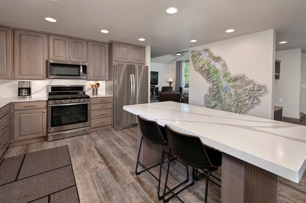 Close to skiing, main floor master, fully stocked! — photo 5
