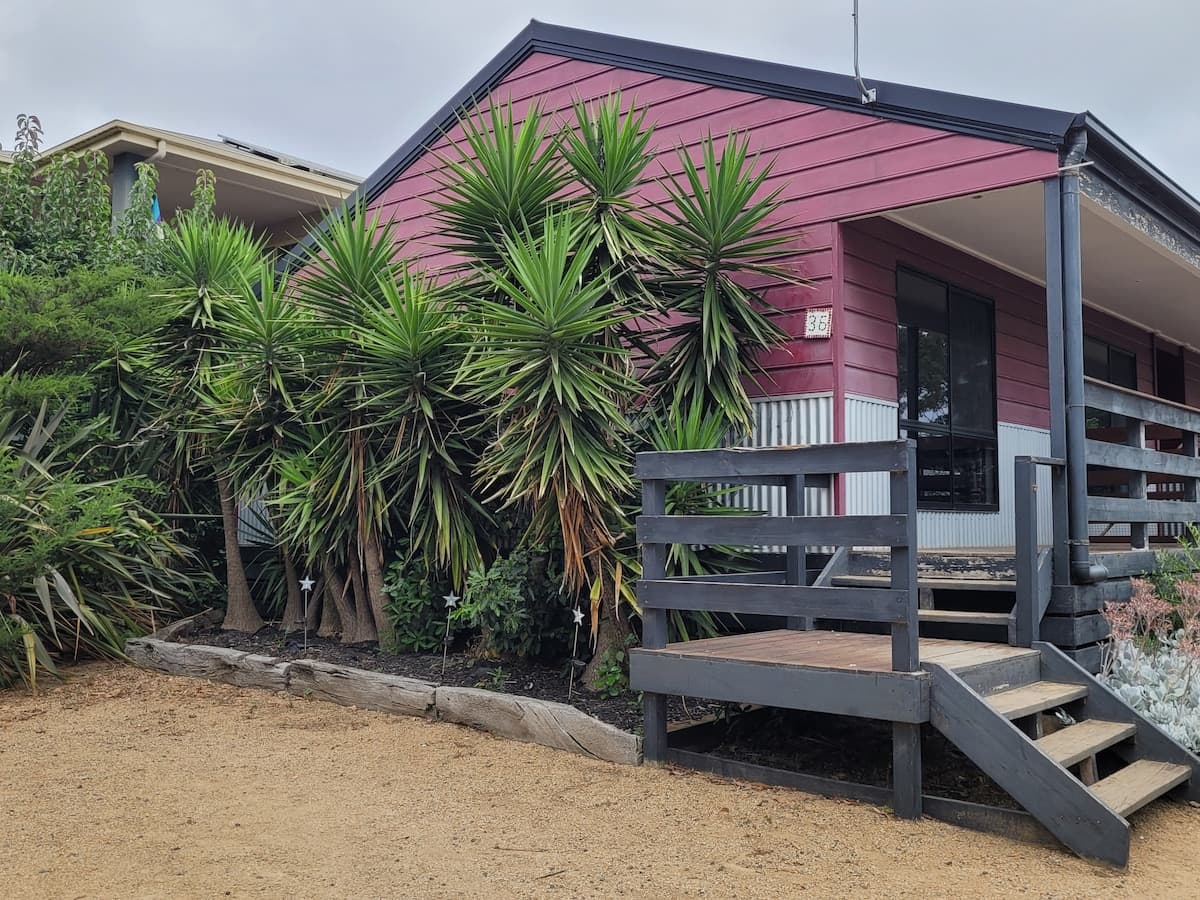 Pebbles Beach Retreat - pet friendly, walk to beach — photo 3