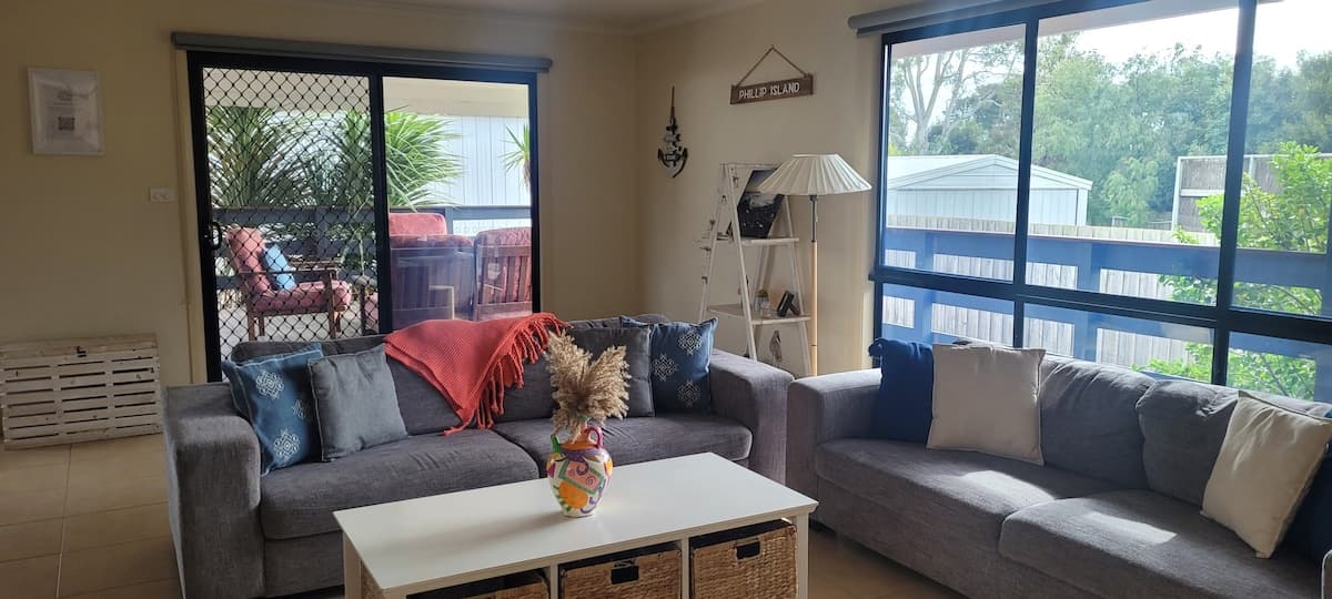 Pebbles Beach Retreat - pet friendly, walk to beach